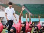shin-tae-yong-dan-para-pemain-timnas-u-19-indonesia-di-stadion-wibawa-mukti-bekasi.jpg