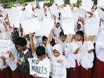 siswa-sd-di-purbalingga-menulis-surat-untuk-presiden-joko-widodo_20161019_085224.jpg