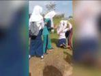 siswi-SMP-terlibat-perkelahian-di-sebuah-tanah-lapang.jpg