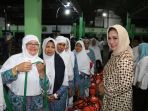 siti-masitha-soeparno-melepas-keberangkatan-ratusan-calhaj-kota-tegal_20170814_114743.jpg