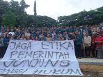 sivitas-akademika-Undip-yang-tergabung-dalam-anggota-masyarakat-kampus-Diponegoro-memberikan.jpg