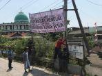 spanduk-penolakan-pembangunan-rumah-susun-di-tanah-ex-kantor-Kecamatan-Sayung.jpg