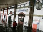 stasiun-tawang-semarang-terendam-banjir-4-februari-2013.jpg