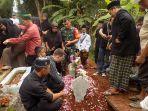 suasana-pemakaman-novita-kurnia-putri-di-sasonoloyo-bumirejo-kelurahan-pudak-payung.jpg