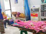 suasana-ruangan-di-puskesmas-1-wangon-yang-dipenuhi-pasien-yang-diduga-keracunan-makanan.jpg