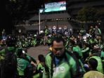 supir-ojek-online-berkumpul-di-depan-kantor-gubernur-jateng_20171207_133733.jpg