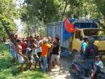 tangkapan-layar-dari-video-pengeroyokan-sopir-truk-oleh-massa-di-media-sosial.jpg