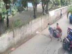 tangkapan-layar-rekaman-cctv-menyorot-kejadian-saat-dua-maling-motor.jpg