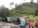 Hujan Deras, Tebing Longsor Tutup Separuh Jalan Raya Dieng Kalilembu Wonosobo