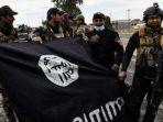 tentara-irak-memperlihatkan-bendera-isis-yang-diperoleh-setelah-mereka.jpg