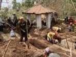 terlihat-melakukan-evakuasi-makam.jpg