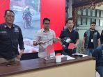 tertunduk-kala-polisi-menunjukan-barang-bukti-celurit.jpg