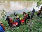 tim-sar-gabungan-mengevakuasi-mayat-dari-sungai-bengawan-solo-wilayah-desa-kemiri.jpg