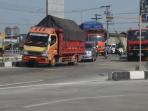 truk-masih-padati-jalur-pantura-kudus_20150710_162427.jpg