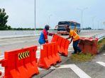 ua-orang-petugas-pemeliharaan-PT-Pejagan-Pemalang-Tol-Road-PPTR.jpg