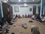 uan-gayeng-antara-para-relawan-dengan-Iqbal-Bejeu.jpg