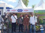 umar-mustofa-dua-kanan-pakai-batik-didampingi-pendamping-bumdes-kabupaten-tegal.jpg