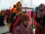video-cara-pakai-hijab-segi-empat-formal-di-ina-priyono-semarang.jpg