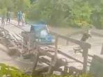video-pikap-jatuh-ke-sungai-usai-jembatan-yang-dilin.jpg