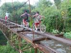video-siswa-dan-warga-lintasi-jembatan-bertaruh-nyawa-di-boyolali.jpg