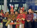 wali-kota-semarang-mengenakam-kostum-kipas-saat-semarang-night-carnival-2023.jpg