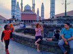 warga-asyik-ngabuburit-di-pelataran-masjid-agung-jawa-tengah_20180521_171313.jpg