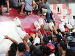 warga-berebut-makanan-dan-menjarah-bbm-spbu-di-palu_20180930_144036.jpg