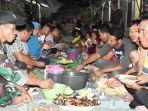 warga-dan-satgas-tmmd-tegal-bakar-bakar-ikan-saat-malam-penutupan-perpisahan.jpg