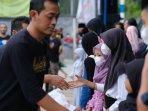 warga-kementul-dapat-paket-sembako.jpg