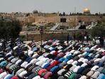 warga-palestina-salat-di-jalan-setelah-israel-memperketat-akses-ke-masjidil-aqsa_20170721_200629.jpg
