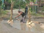 warga-tanami-jalan-rusak-di-Dukuh-Nguleng.jpg