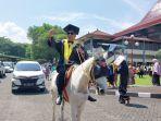 wisudawan-ugm-naik-kuda-putih.jpg