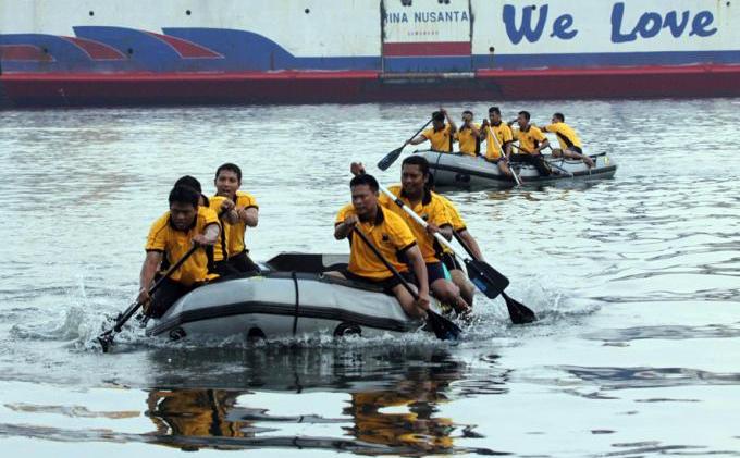 BERITA FOTO Lomba Dayung Polisi Perairan Polda Jateng, Terguling - 20141128-sul-Lomba_Dayung_Polisi_Perairan_07.jpg