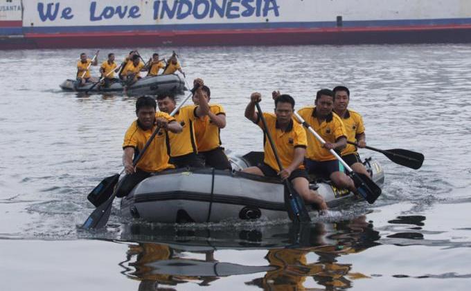 BERITA FOTO Lomba Dayung Polisi Perairan Polda Jateng, Terguling - 20141128-sul-Lomba_Dayung_Polisi_Perairan_09.jpg