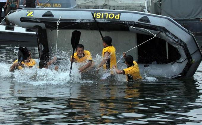 BERITA FOTO Lomba Dayung Polisi Perairan Polda Jateng, Terguling - Lomba_Dayung_Polisi_Perairan_di_Semarang_terguling.jpg