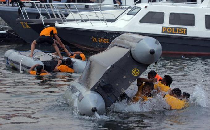 BERITA FOTO Lomba Dayung Polisi Perairan Polda Jateng, Terguling - lomba_dayung_polair_di_semarang_terguling.jpg