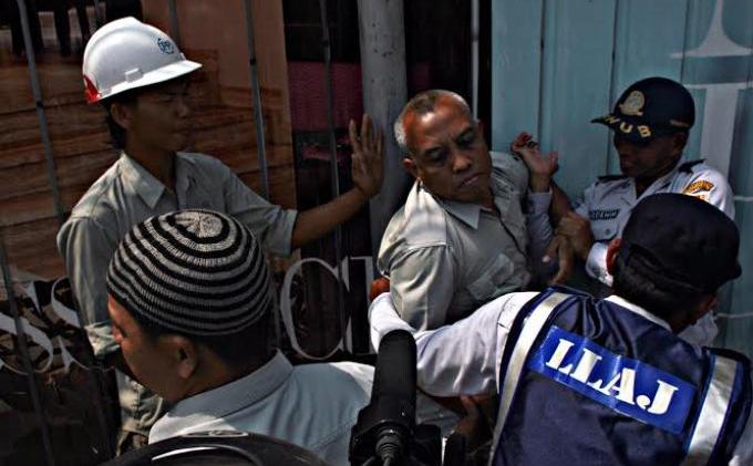 Kronologi Kisruh Ban Motor Pekerja Proyek Digembosi Dishubkominfo Semarang - KELAHI.jpg