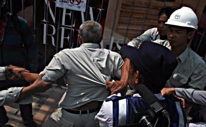 Kronologi Kisruh Ban Motor Pekerja Proyek Digembosi Dishubkominfo Semarang - KELAHI3.jpg