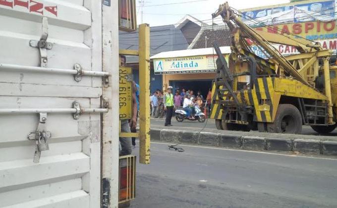 BERITA FOTO Truk Trailer Terguling Bikin Pantura Batang Macet Panjang - BATANG_TRUK_TRAILER_TERGULING_BIKIN_MACET_PANTURA_27_FEB3.jpg