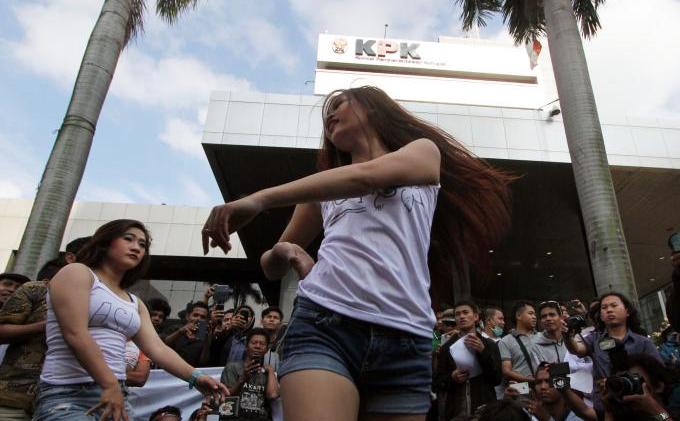 Foto-foto Wanita Cantik Menari Erotis Di Depan Gedung KPK - tarian_erotis_di_depan_gedung_KPK_dany3.jpg