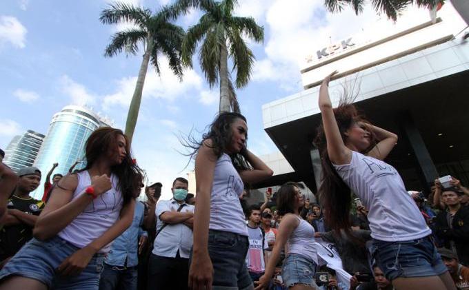 Foto-foto Wanita Cantik Menari Erotis Di Depan Gedung KPK - tarian_erotis_di_depan_gedung_KPK_dany4.jpg
