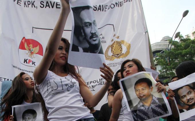 Foto-foto Wanita Cantik Menari Erotis Di Depan Gedung KPK - tarian_erotis_di_depan_gedung_KPK_dany5.jpg