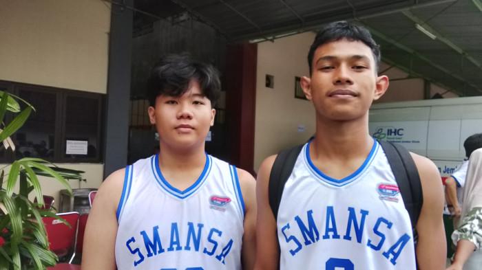 ANDALAN: Abrian Wira Prayoga (kiri) Pemain Basket SMAN 1 Glagah Banyuwangi di DBL Jember 2025, Minggu (5/10/2025) Siswa kelas 11 SMAN 1 Glagah Banyuwangi ini merupakan atlet Porprov Jatim 2025.