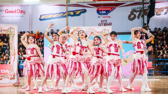 Aksi tim dance SMA Santo Paulus Jember di Azarine DBL Dance Competition 2025 East Java-East