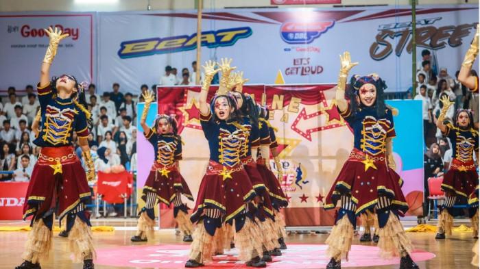 Aksi tim dance SMAN 1 Jember di Azarine DBL Dance Competition 2025 East Java-East