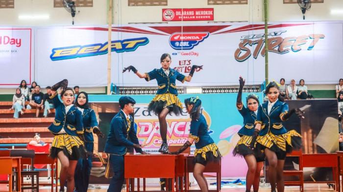 Aksi tim dance SMAN 2 Bondowoso di Azarine DBL Dance Competition 2025 East Java-East