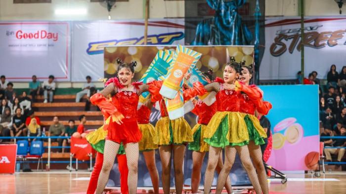 Aksi tim dance SMAN 4 Jember di Azarine DBL Dance Competition 2025 East Java-East