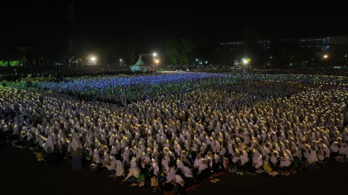 Ribuan Santri dan Jemaah Larut dalam Lirboyo Bersholawat 2025, Dihadiri Tokoh dan Ulama