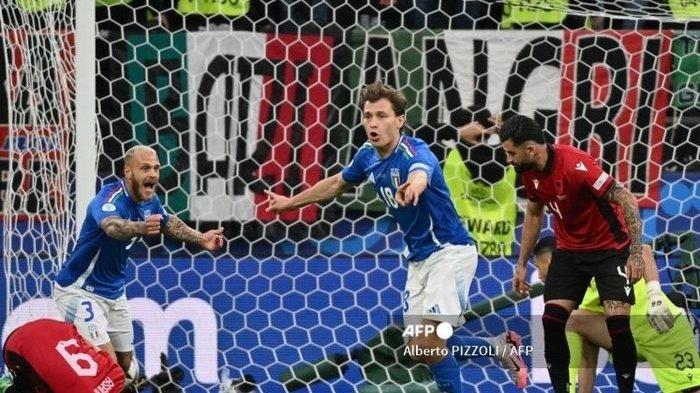 Dua-pemain-Inter-Milan-dan-Timnas-Italia-Federico-Dimarco-dan-Nicolo-Barella-selebrasi.jpg
