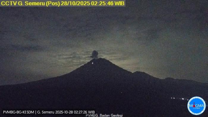 Gunung Semeru Luncurkan Lava Pijar 2 Km ke Besuk Kobokan, Status Masih Waspada